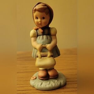 Vintage Proud Moment BH 15 Hummel Goebel 1996 5" Ceramic Porcelain Figurine Girl
